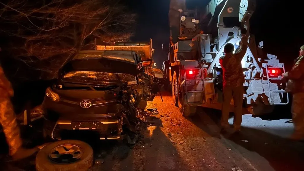 Vraky po nehodě humanitárních pracovníků iniciativy Team4Ukraine