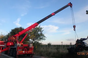 Při čelním střetu dvou osobních aut zemřeli na Rychnovsku tři lidé