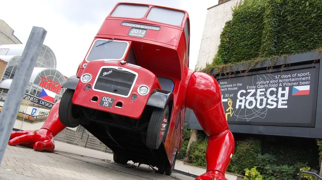 Klikující double-decker Davida Černého