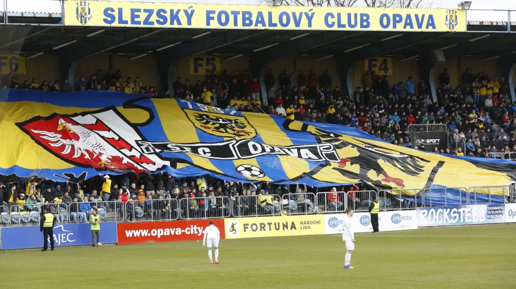 Fanoušci Opavy na tribuně stadionu
