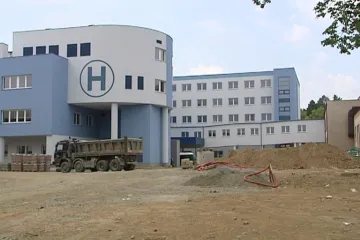 Kruhová křižovatka se u klatovské nemocnice stále nestaví