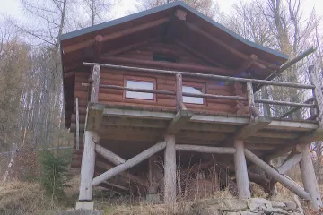 Pozorování vlků odhalilo načerno postavený srub. Nevěděl jsem, že potřebuji povolení, hájí se majitel
