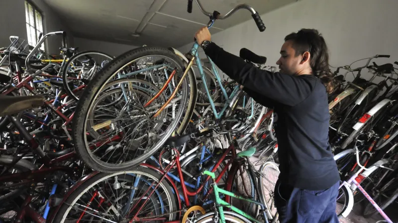 Koordinátor akce Kola pro Afriku Miroslav Fiala v centrálním skladu kol