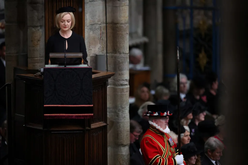 Trussová hovoří ve Westminsterském opatství v den státního pohřbu královny Alžběty II. (19. září 2022)
