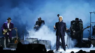 Během vyhlašování MusiCares Person of the Year v roce 2015 na památku Boba Dylana zazpíval píseň „What Good am I“