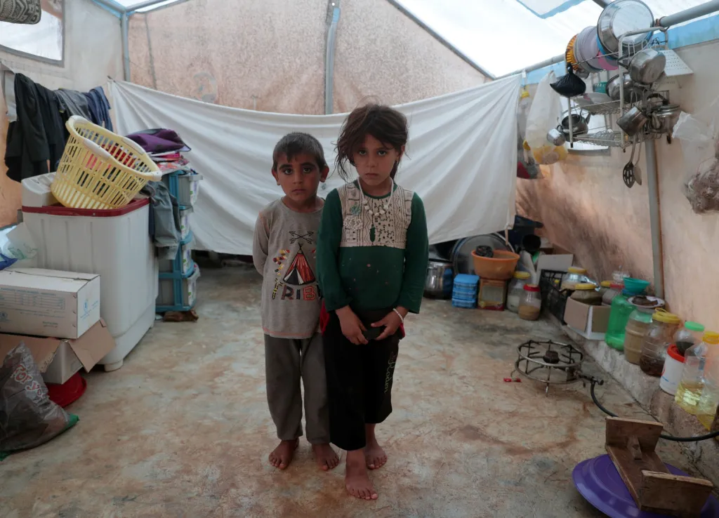 Jumana a Farhan al-Alyawi jsou osmiletá syrská dvojčata z východního Idlíbu. O pravém domově nemají představu. Během konfliktu byla nucena několikrát změnit místo svého pobytu. Nyní bydlí ve stanu v táboře Atmeh