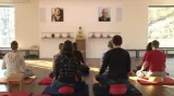 NO COMMENT: Brněnští buddhisté při meditaci v novém centru v Brně