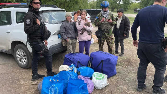 Evakuace obyvatel z ukrajinské obce Vovčansk v Charkovské oblasti, která čelí útokům ruských jednotek