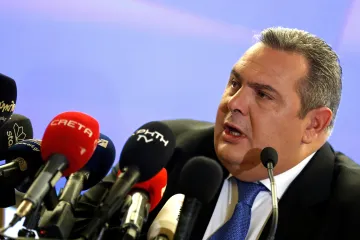 Řecký ministr obrany rezignoval a oznámil odchod své strany z vlády. Kvůli dohodě s Makedonií