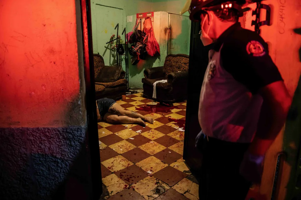 Život a smrt v Guatemale (David Těšínský, volný fotograf, nominace v kategorii Každodenní život)