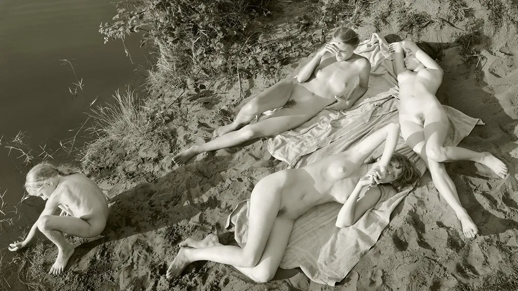 Jock Sturges / Adele, Mylene, Vanessa et Hannah; le Porge, France, 2003