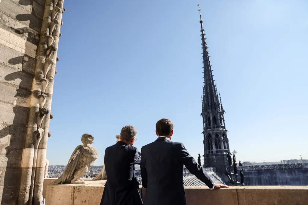 Předseda instituce pověřené restaurováním katedrály Philippe Jost (vlevo) a prezident Emmanuel Macron během slavnostního otevření nové prohlídkové trasy po věžích katedrály