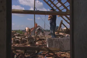 Manželka viděla, jak v sedmi metrech létá trampolína, vypráví vinař ze zničených Mikulčic
