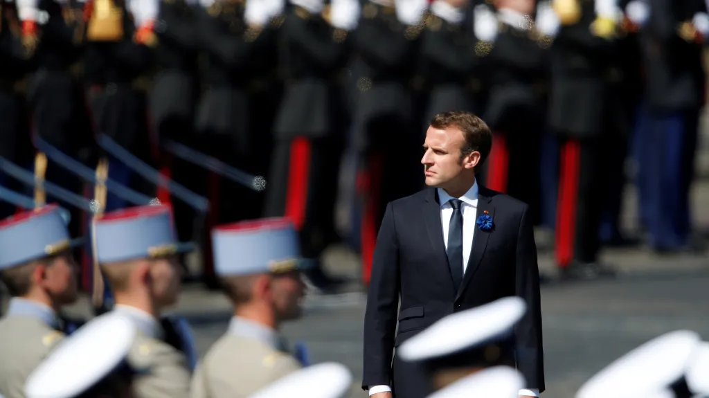 Francouzský prezident Emmanuel Macron při přehlídce v rámci oslav konce války