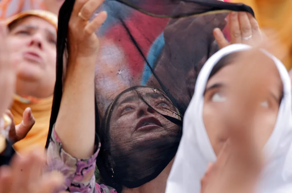 Muslimské ženy reagují v islámském Kašmíru při hromadné modlitbě na ukázku relikvie, která má být údajně pozůstatkem kníru proroka Mohameda.
