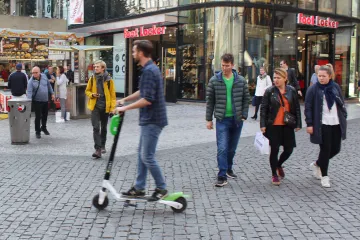 Praha chce mít jednotná pravidla pro sdílené elektrokoloběžky. V Brně se osvědčila