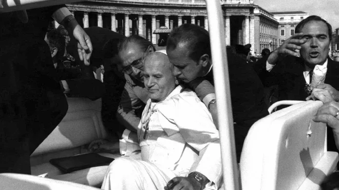 Papež leží vážně zraněný ve svém autě chvíli poté, co byl postřelen 13. května 1981 útočníkem Mehmetem Ali Agcou na Náměstí svatého Petra ve Vatikánu