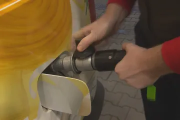 Pohonné hmoty dál zdražují, firmy zvyšují ceny výrobků i služeb až o desítky procent