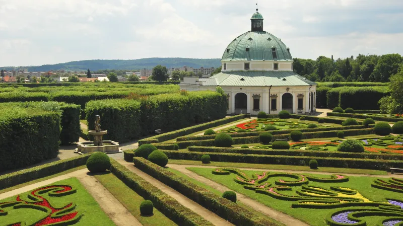 K architektonickým dominantám osově řešené zahrady patří rotunda, jejíž sochařská a malířská výzdoba čerpá náměty z antické mytologie.