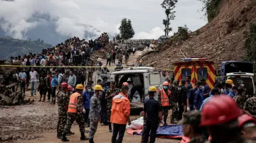 Lidé uvázlí na dálnici Tribhuwan se shromažďují u záchranářů