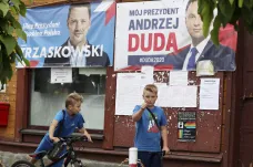 Polsko na křižovatce mezi konzervatismem a liberalismem. Druhé kolo voleb prezidenta začalo
