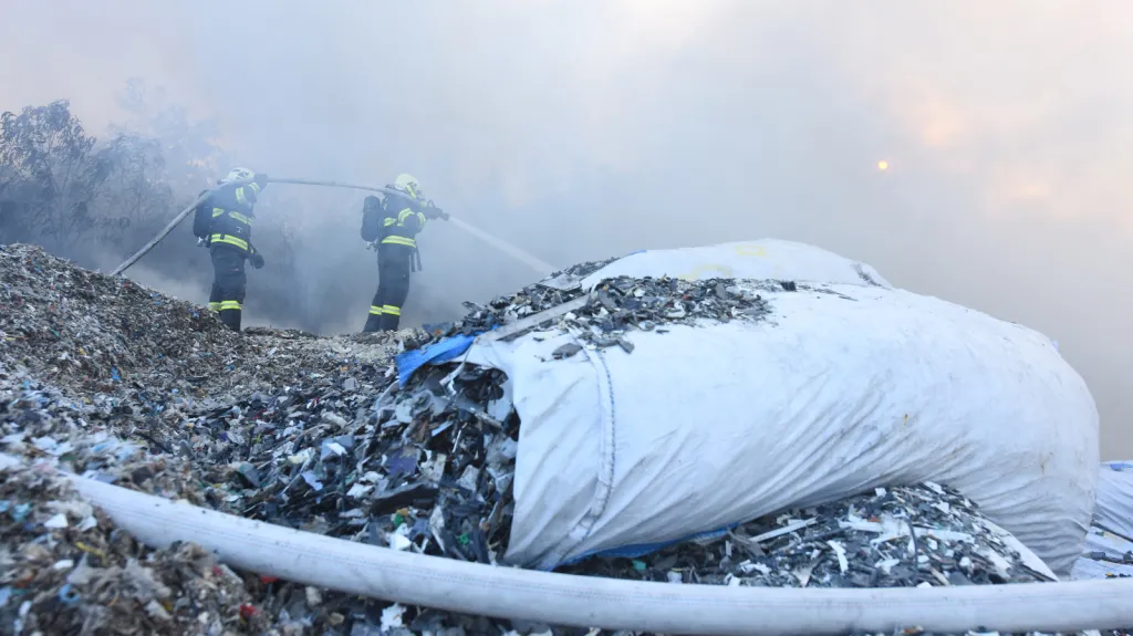 Hasiči likvidují požár v Kralupech nad Vltavou