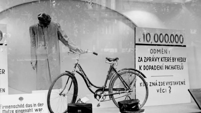 Věci, které byly nalezeny na místě činu, byly vystaveny ve výloze prodejny Baťa na Václavském náměstí