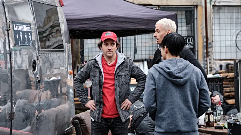 Matouš Ruml, Janek Gregor, Lukáš Duy Anh Tran při natáčení filmu Ubal a zmiz