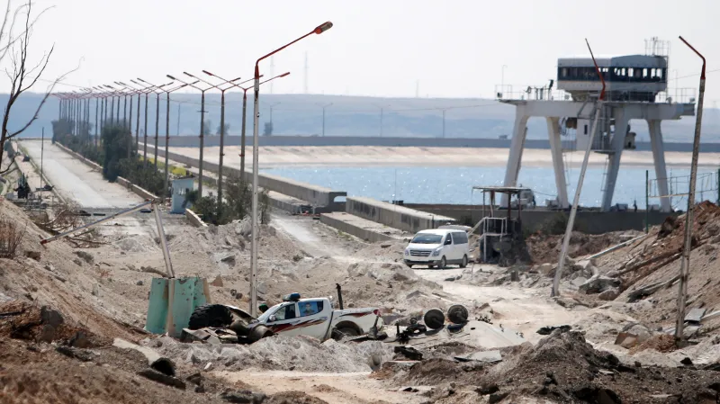 Část přehrady Tabka na řece Eufrat