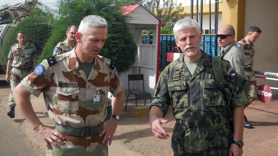 François Lecointre a Petr Pavel při jednání na základně výcvikové mise EU v Bamaku (červen 2013)