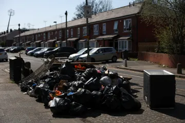 Birmingham kvůli stávce popelářů zavalily odpadky. Pomoci mají armádní experti