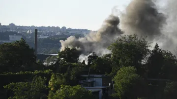 V pražské Libni hoří střecha skladu pneumatik