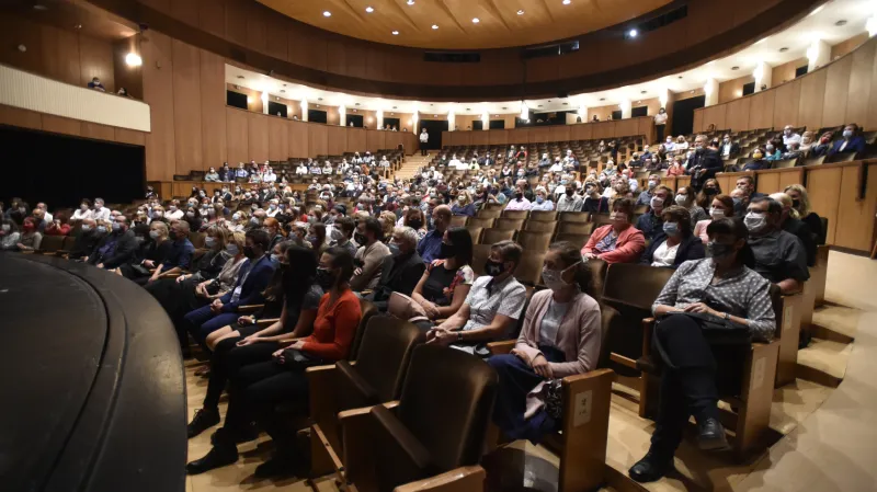 Diváci derniéry Žebrácké opery v Městském divadle Zlín