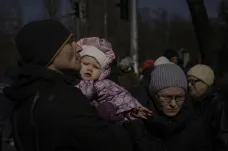 V sobotu se podařilo z obléhaných měst evakuovat asi 13 tisíc lidí. Ostřelování na Ukrajině ale neustává