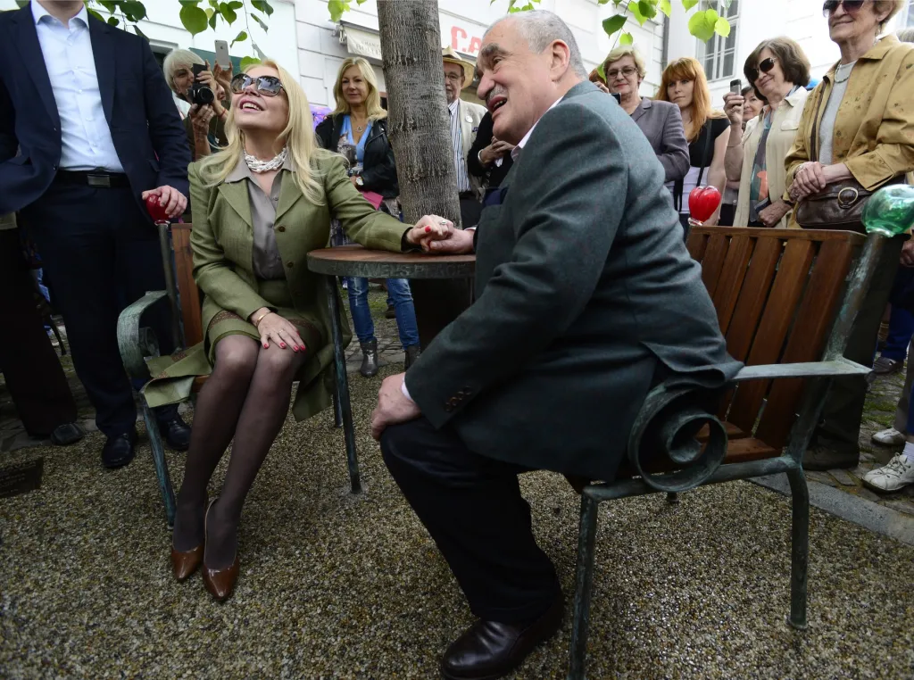 Dagmar Havlová a bývalý kancléř prezidenta Václava Havla a předseda TOP 09 Karel Schwarzenberg se 1. května 2014 na Maltézském náměstí v Praze zúčastnili slavnostního odhalení Lavičky Václava Havla