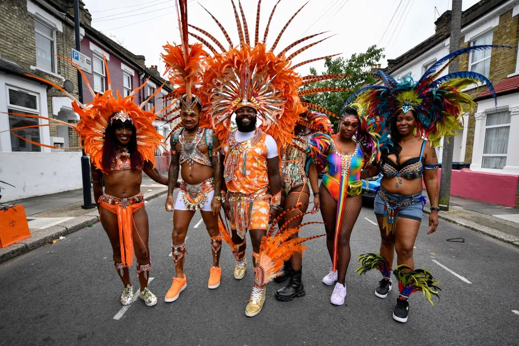 Karneval Notting Hill v Londýně se v roce 2021 nekoná. Z obav o šíření onemocnění covid-19 jeho přípravy přerušili samotní pořadatelé. Několik fanoušků se ale do londýnských ulic vydalo slavit