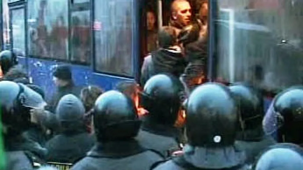 Běloruská policie odváží demonstranty.