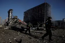 Ruští vojáci rozehnali střelbou protest v Chersonu, bombardování zasáhlo kyjevské obchodní centrum