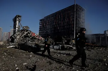 Ruští vojáci rozehnali střelbou protest v Chersonu, bombardování zasáhlo kyjevské obchodní centrum