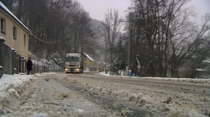 Dopravu v Karlovarském kraji komplikoval sníh