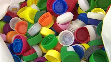 Použitá víčka z PET lahví pomáhají nemocným dětem