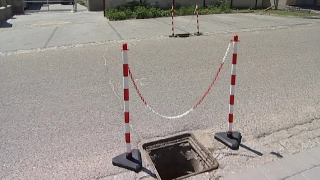 Díra po ukradeném kanálovém poklopu
