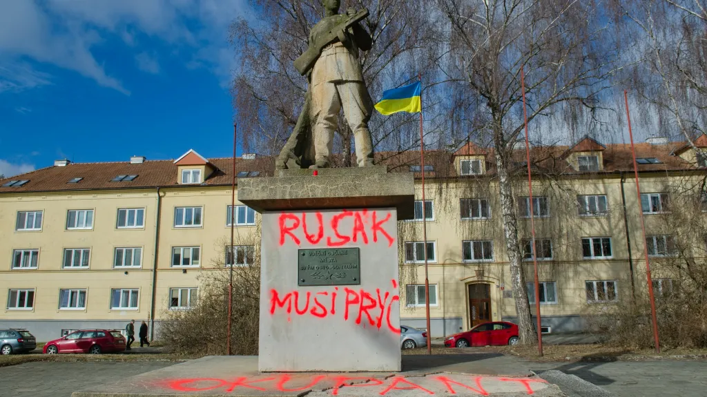 Nápis proti ruské agresi na soše rudoarmějce v Kuřimi
