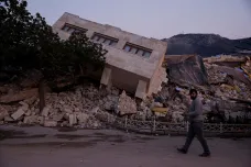 Počet obětí zemětřesení v Turecku a Sýrii přesáhl padesát tisíc