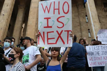 V Gruzii zemřel novinář, kterého zbili odpůrci LGBT. Tisíce lidí protestovaly