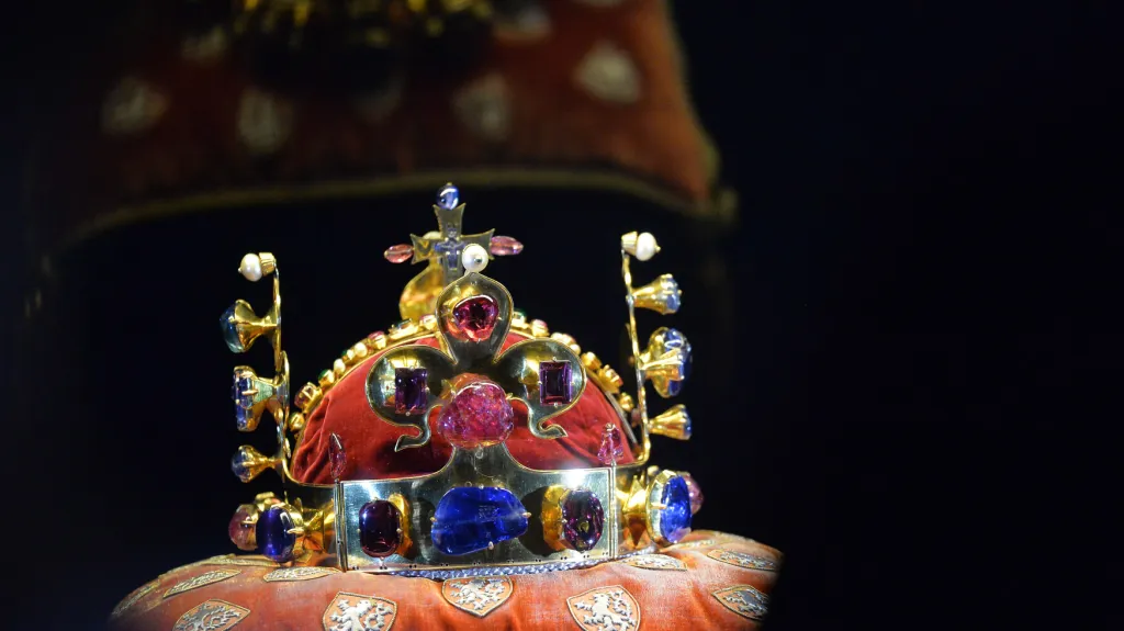 Svatováclavská koruna je čtyřdílná čelenka ze zlata o ryzosti 22 karátů. Díly jsou nahoře spojeny dvěma příčnými pásky (kamarami), které jsou v místě svého překřížení (na vrcholu) osazeny křížkem.