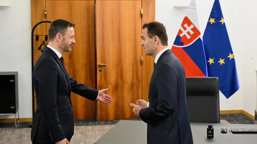 Úřadující slovenský premiér Ľudovít Ódor (vpravo) s předchůdcem Eduardem Hegerem