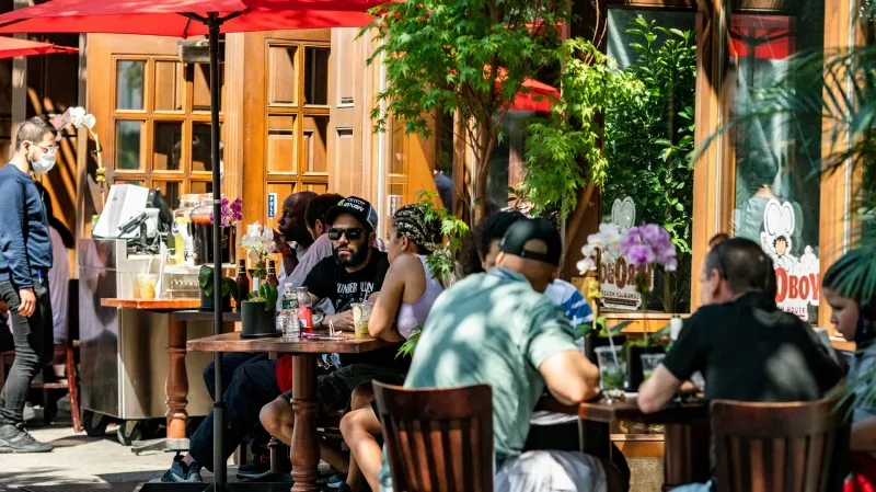 Díky uvolnění opatření mohou lidé v New Yorku opět do restaurací