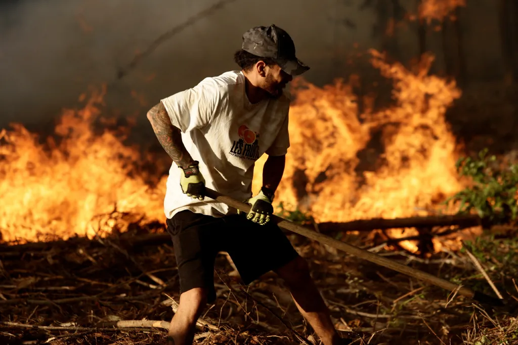 Obyvatel městečka Rafael zápasí s ohněm