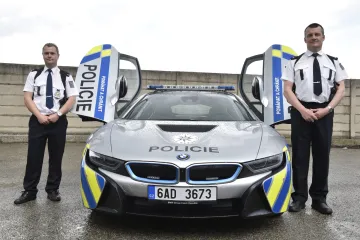 Z nuly na sto za 4 sekundy. Policisté začali testovat hybridní BMW